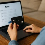 Persona aplicando en línea para la tarjeta de crédito Tomo desde su laptop